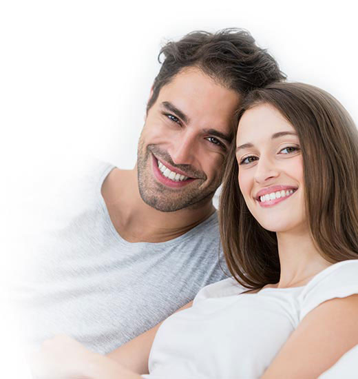 Pareja de dos jóvenes, hombre y mujer, sonriendo gracias al tratamiento realizado en Aguaden Clínica Dental en Vicálvaro